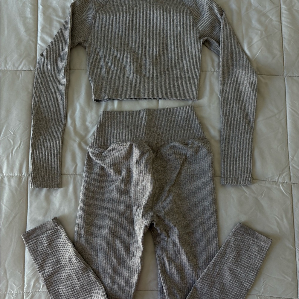 Lilias Active Ribbed Two-Piece Workout Set - Picture 4 of 4